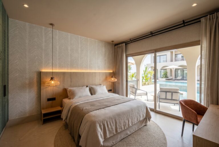 Slaapkamer met kingsize bed