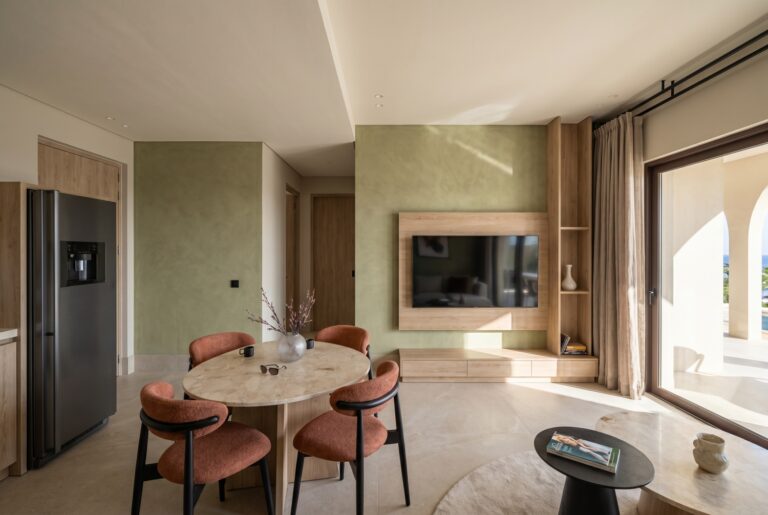 Pool View Appartement — woonkamer met keuken en terras