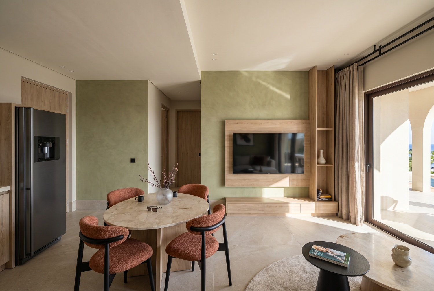 Pool View Appartement — woonkamer met keuken en terras