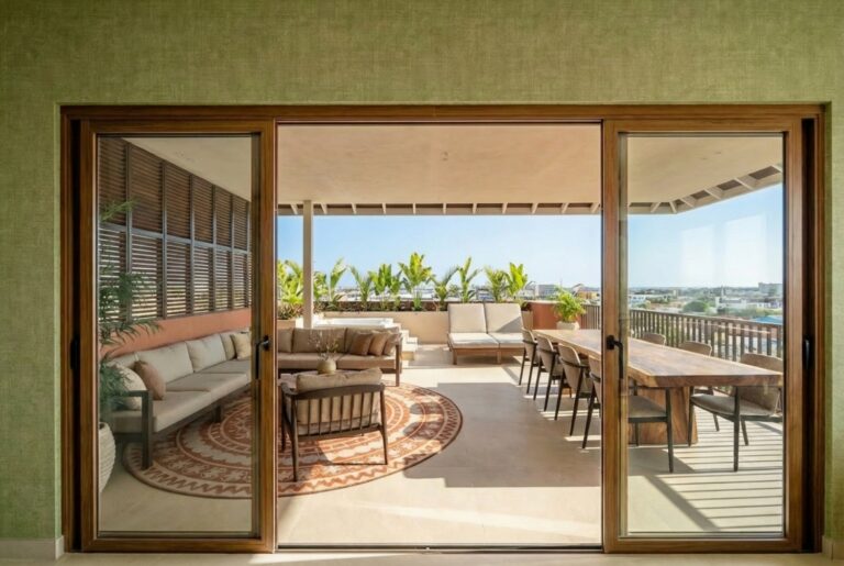 Open terras met loungeset