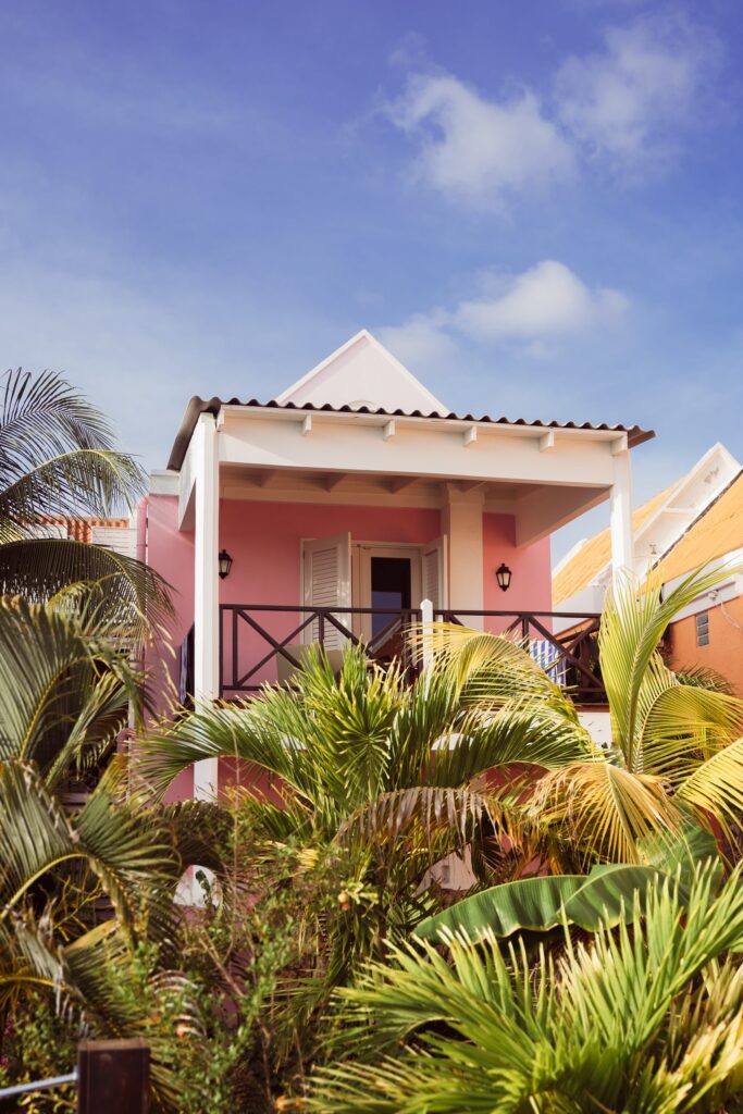 Kleurrijk Caribisch woonhuis tussen palmen in Pietermaai District