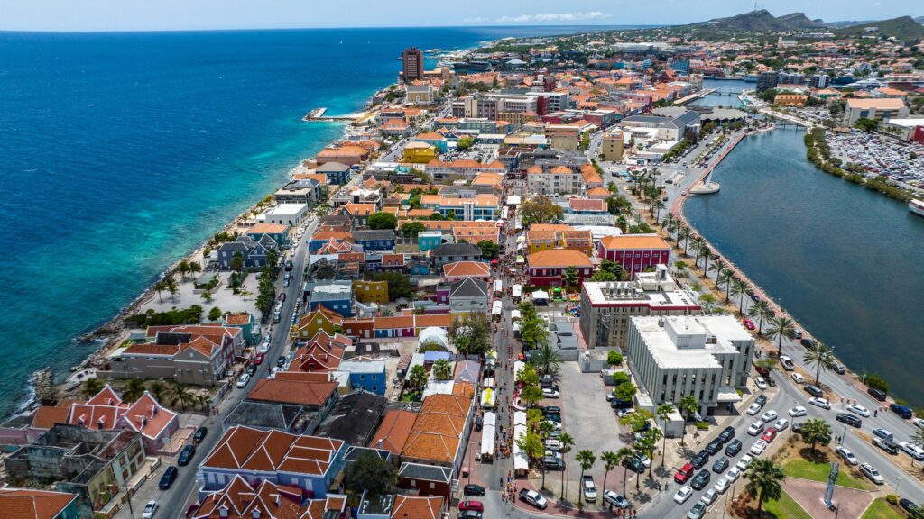 Luchtfoto van Pietermaai District en de kust van Willemstad, Curaçao
