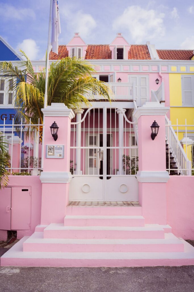 Roze koloniaal pand met sierhek in Pietermaai District, Willemstad