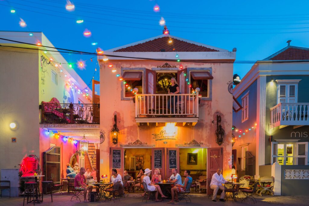 Historisch pand met terras en lichtjes bij avond in Pietermaai District