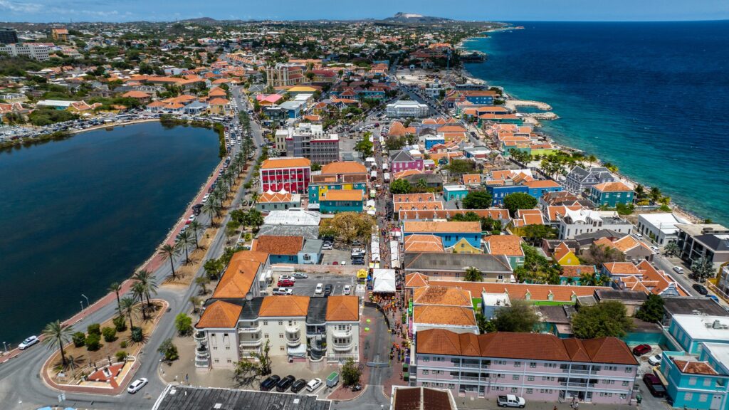 Luchtfoto van Pietermaai District en Willemstad aan de Caribische Zee